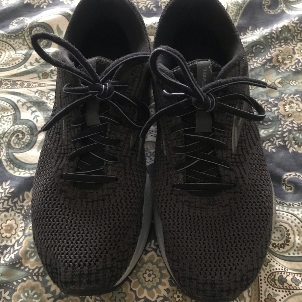 Ladies Brooks Revel 3 running shoes. Size 10. GUC.